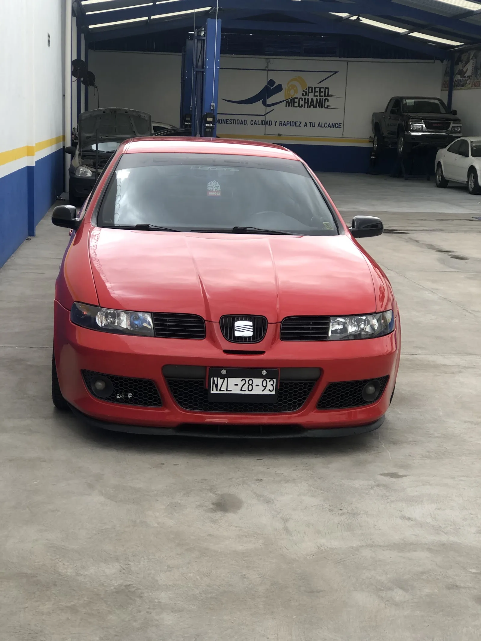Fachada del taller Jc Speed Mechanic con vehículo en servicio